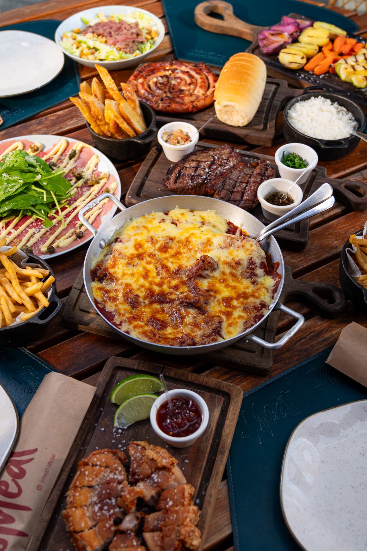 Mesa cheia de porções para dividir